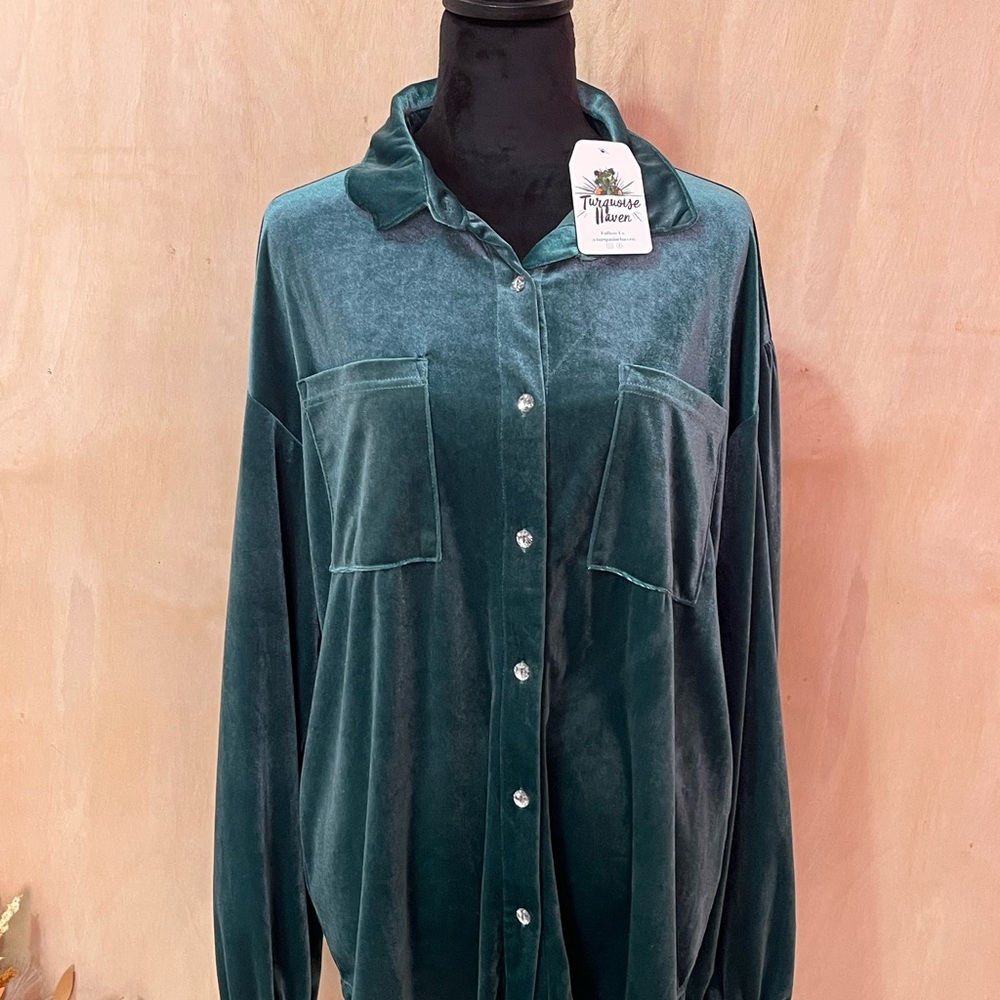 NWT Blue-green velvet look women’s shirt. Sz Lg